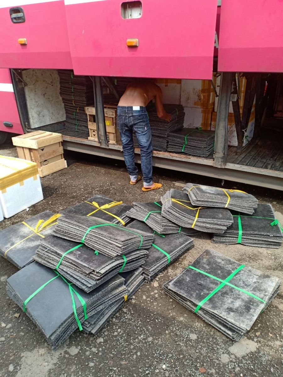 Thảm trải sàn cũ