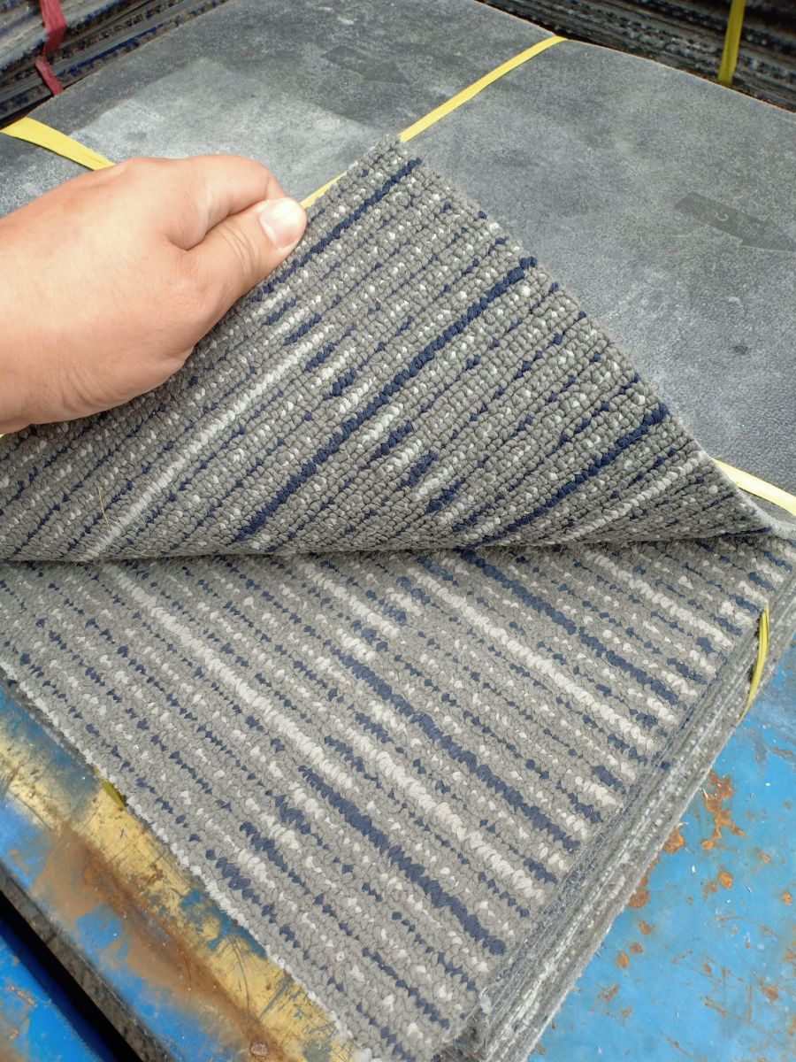 Thảm trải sàn cũ