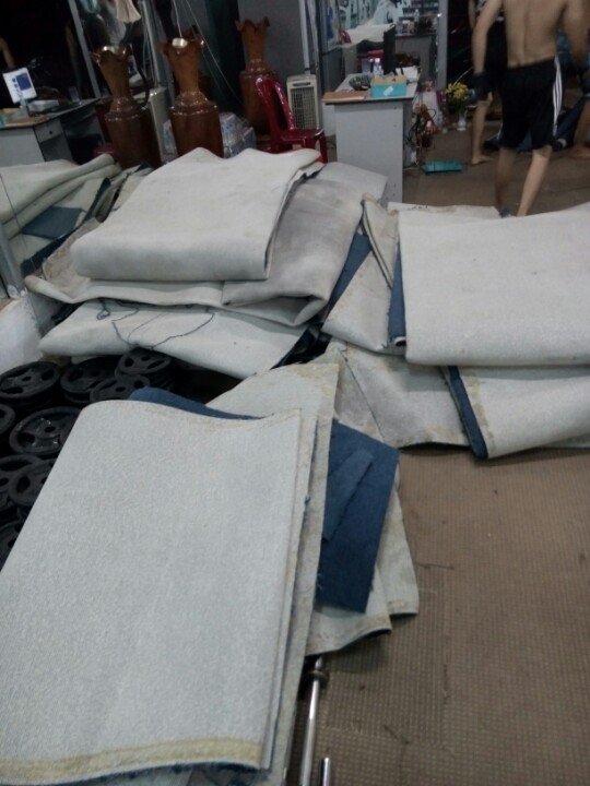 Thảm trải sàn cũ