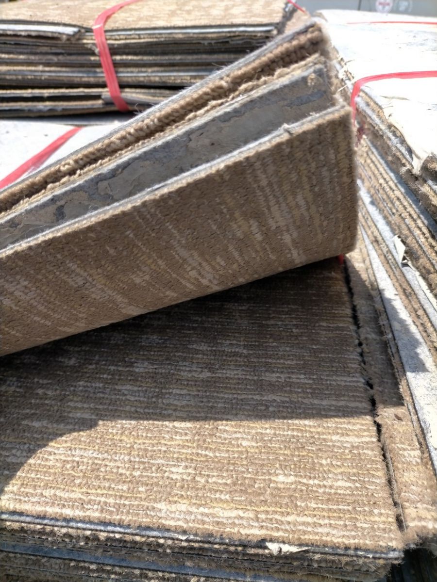 Thảm trải sàn cũ