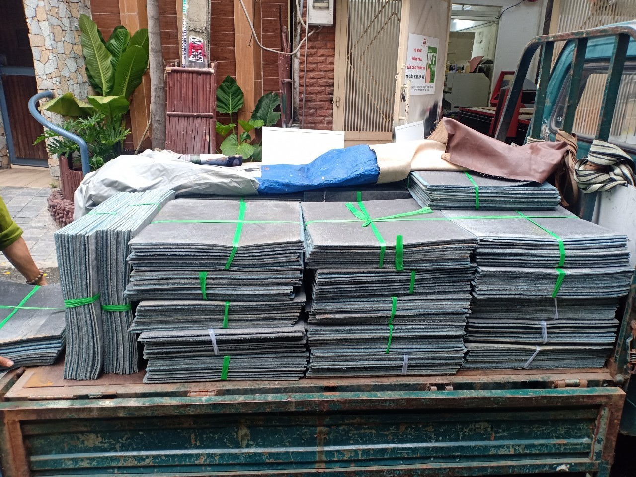 Kho thảm trải sàn cũ