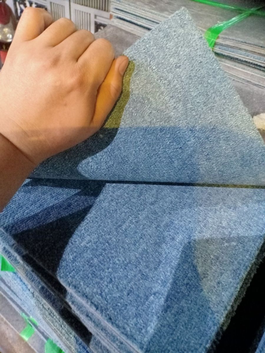 Thảm trải sàn cũ