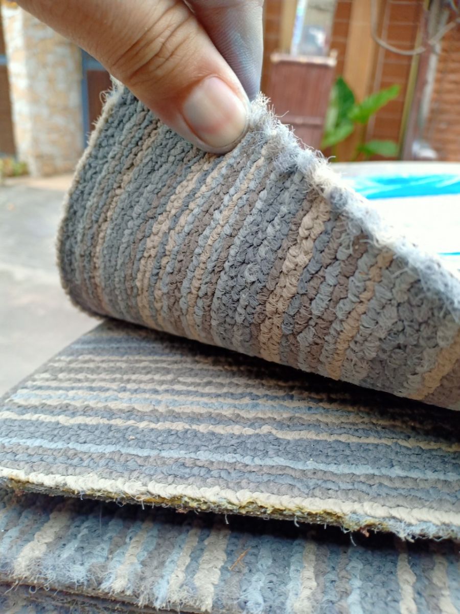 Thảm trải sàn cũ