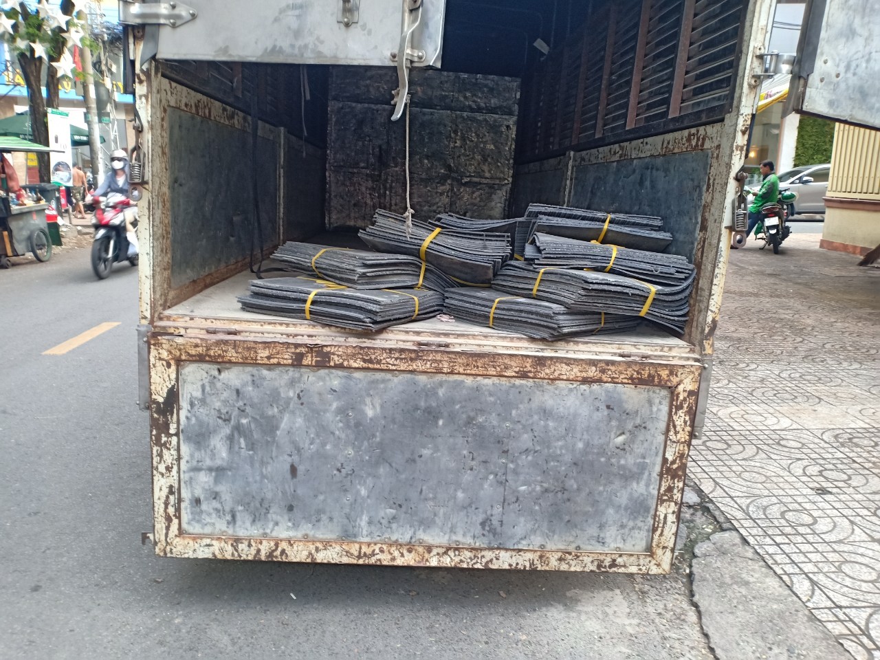 Thảm trải sàn cũ