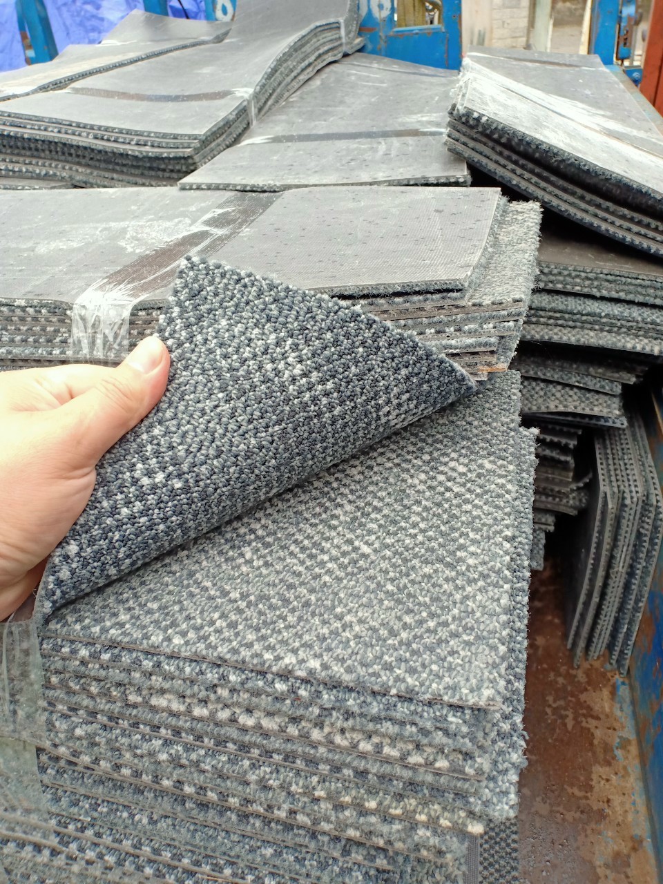 Thảm trải sàn cũ thanh lý