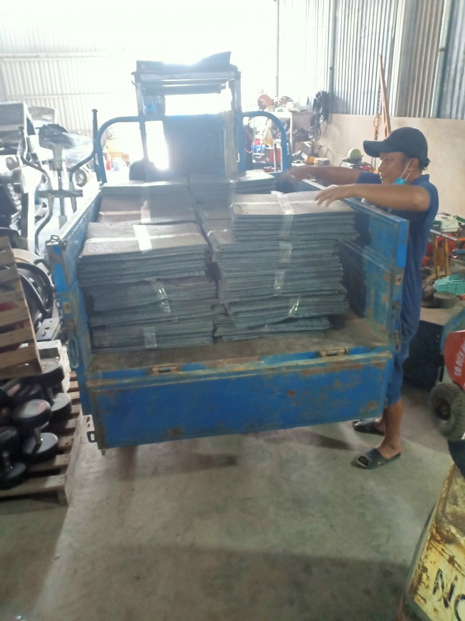 Thảm trải sàn cũ thanh lý giá rẻ